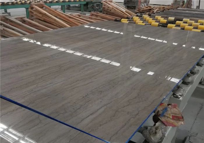 Piastrelle di marmo grigio chiaro