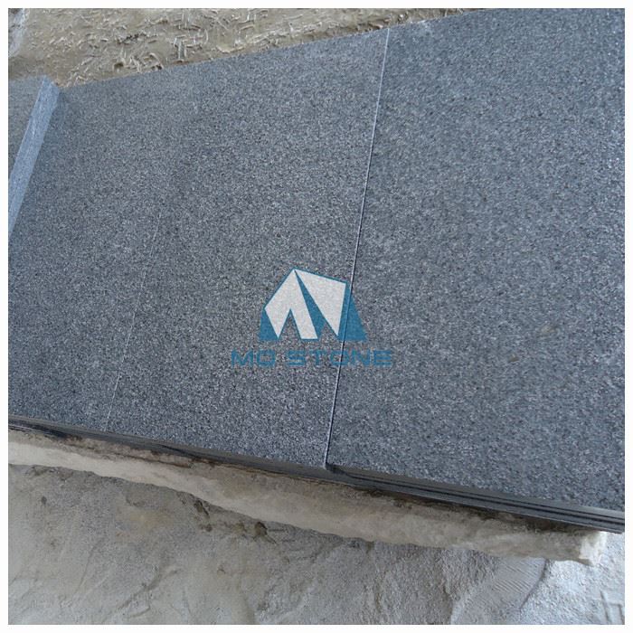 Подови од тамног гранита