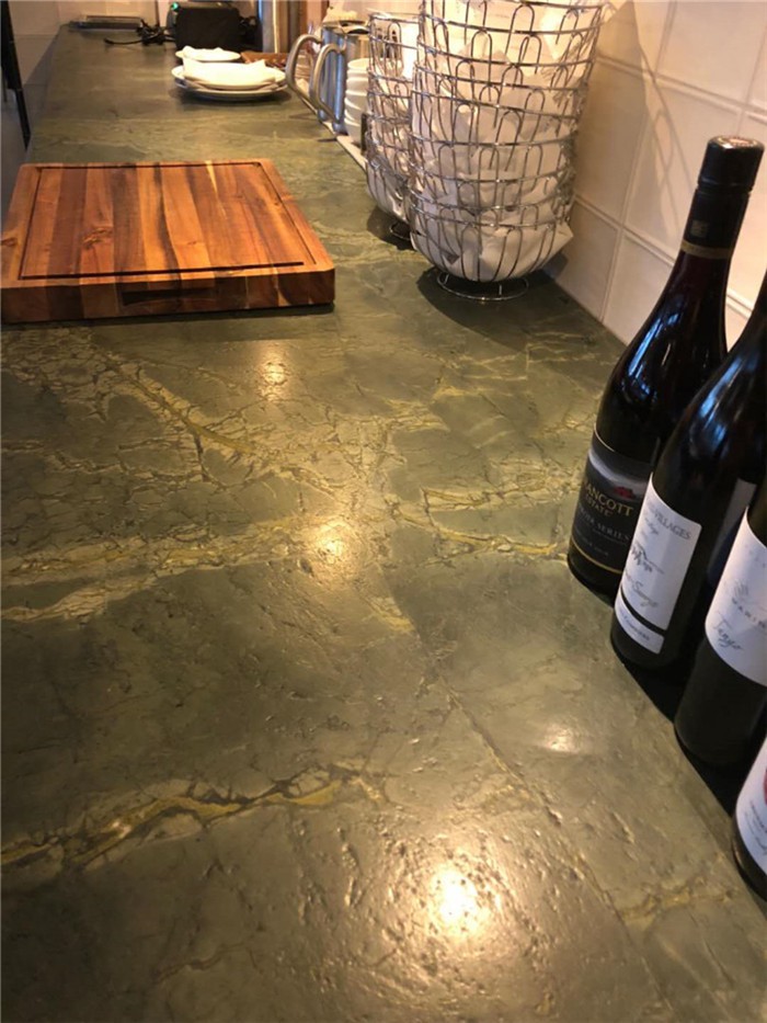 Comptoir en pierre foncée