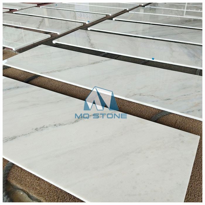 كونترتوب من الرخام الأبيض الرمادي وأعلى مقاعد البدلاء