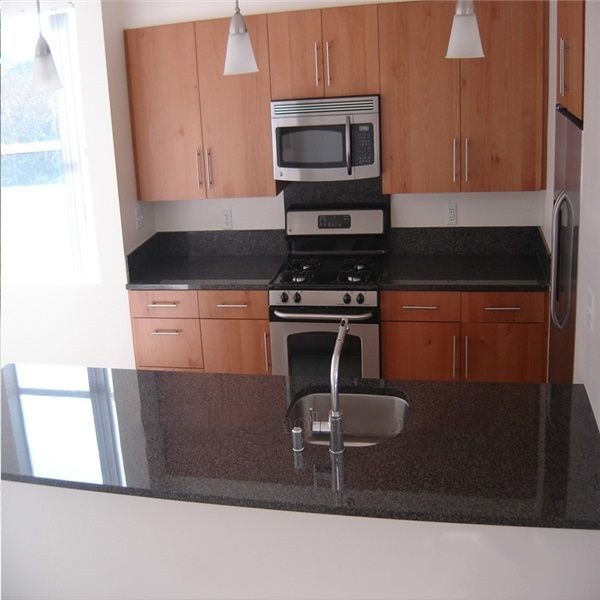 Dunkle Granit-Arbeitsplatten mit Backsplash