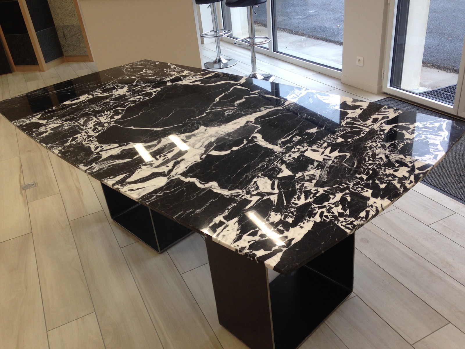 黒大理石のネスティング・テーブル