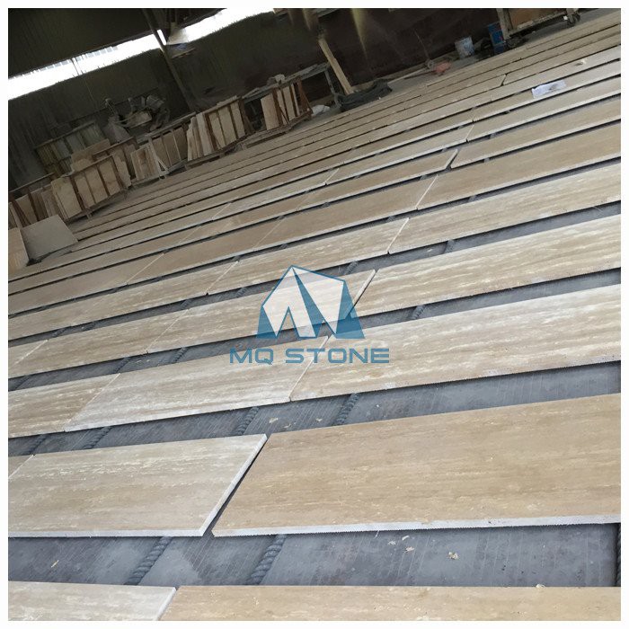 Carrelage en travertin crème