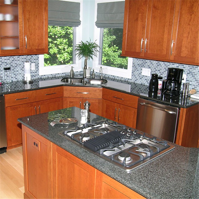 Cucina moderna con piani d'appoggio neri