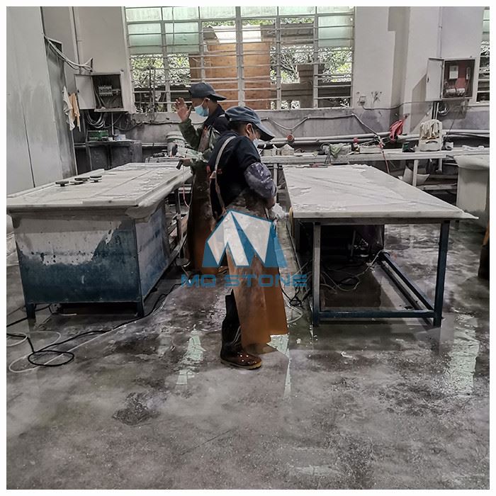 Бело-серые мраморные столешницы