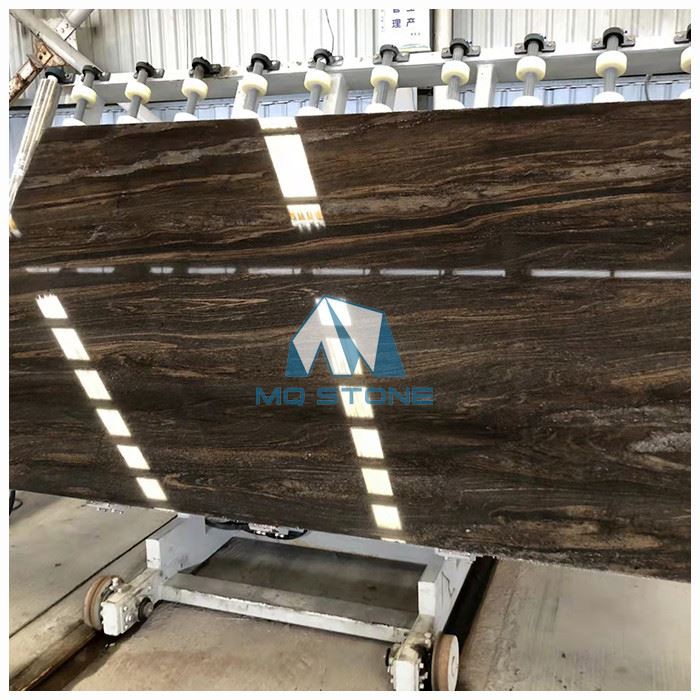 Dalles de granit brun foncé