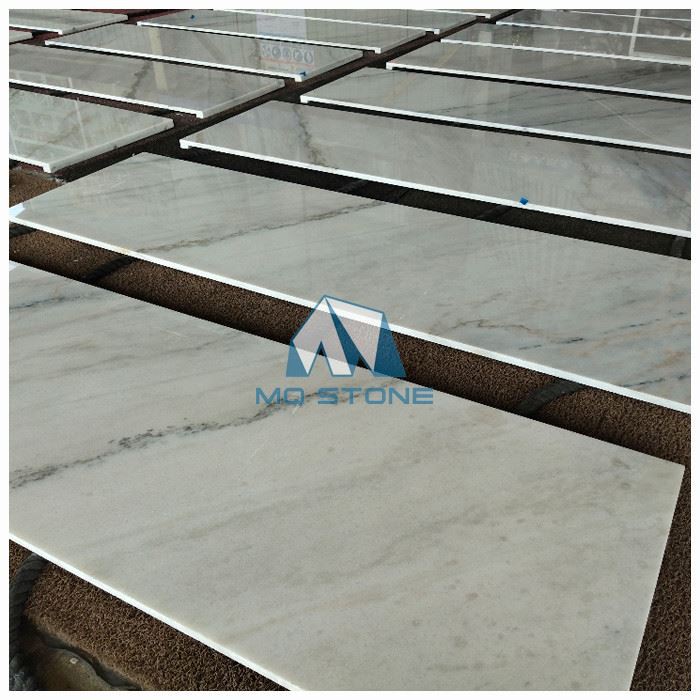 كونترتوب من الرخام الأبيض الرمادي وأعلى مقاعد البدلاء