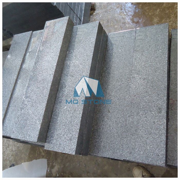 Подови од тамног гранита