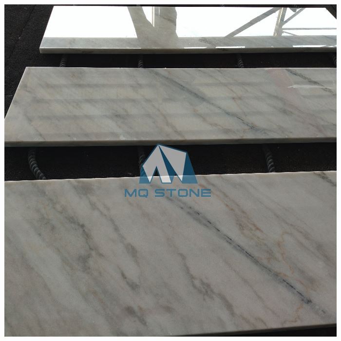 كونترتوب من الرخام الأبيض الرمادي وأعلى مقاعد البدلاء