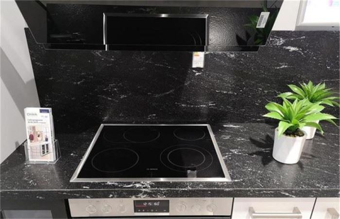 블랙 화강암 조리대가 있는 현대적인 주방