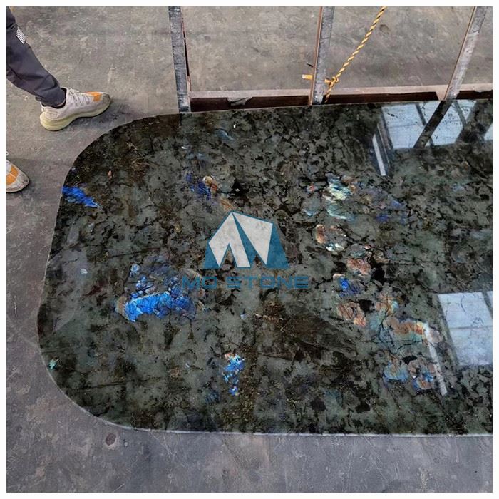 Лабрадорит плави гранитни врхови острва