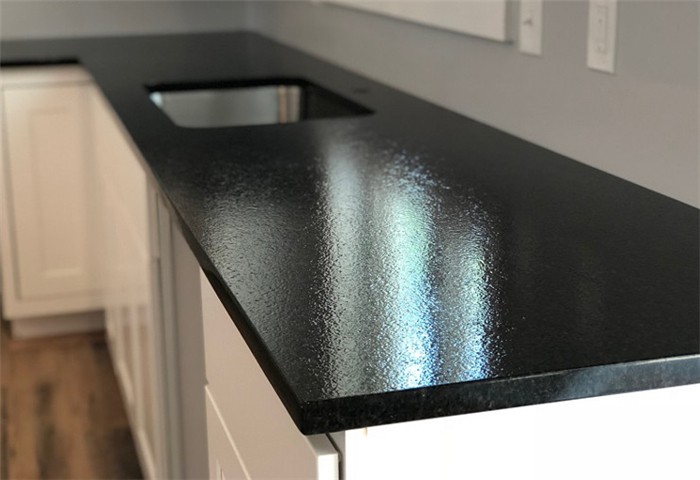 Белая кухня с черной гранитной столешницей