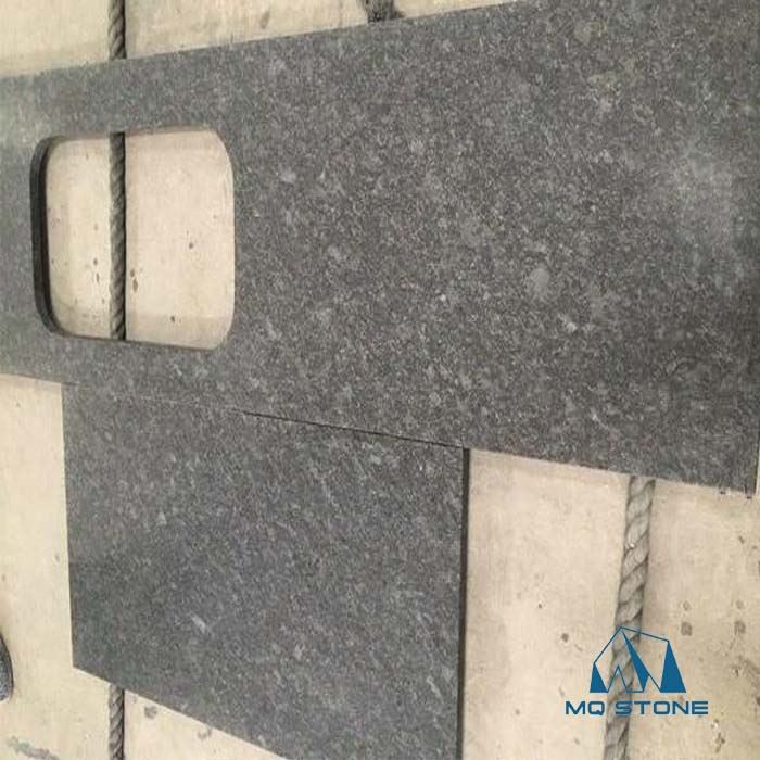 スチールグレーのカウンタートップ