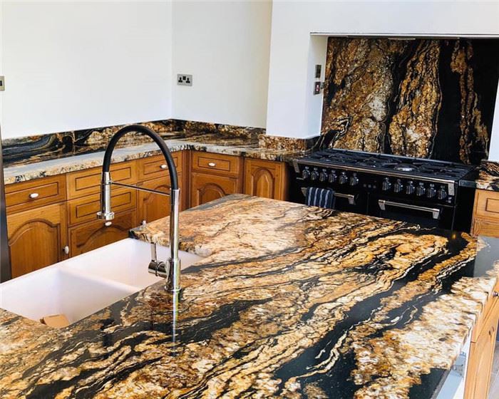 Hitam Dengan Countertop Granit Emas