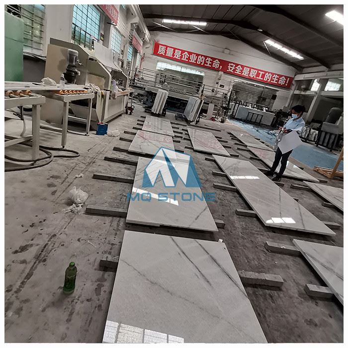 Бело-серые мраморные столешницы