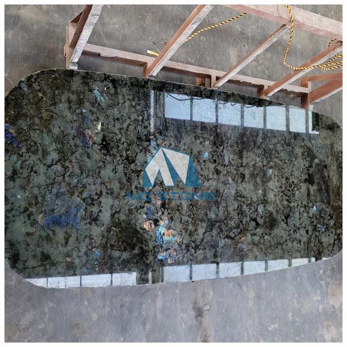 Лабрадорит плави гранитни врхови острва