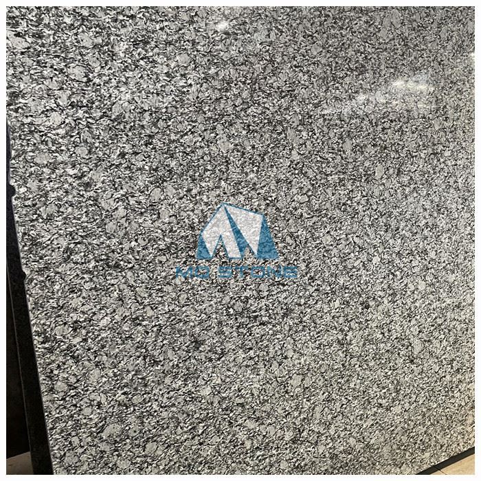Granitplatte weiß besprühen