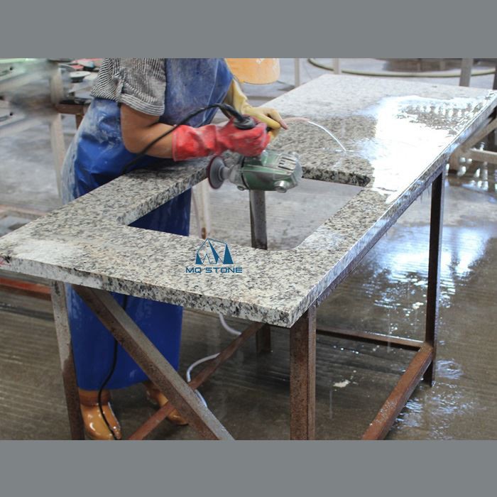 Comptoirs en granit blanc tigré