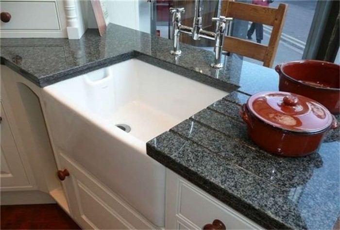 Cucina moderna con piani d'appoggio neri