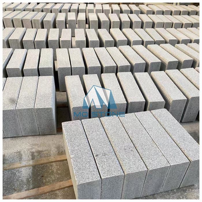 Graue Granitkantensteine