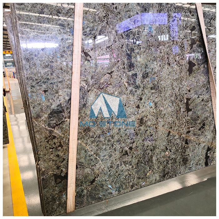 Белый гранит лабрадорит