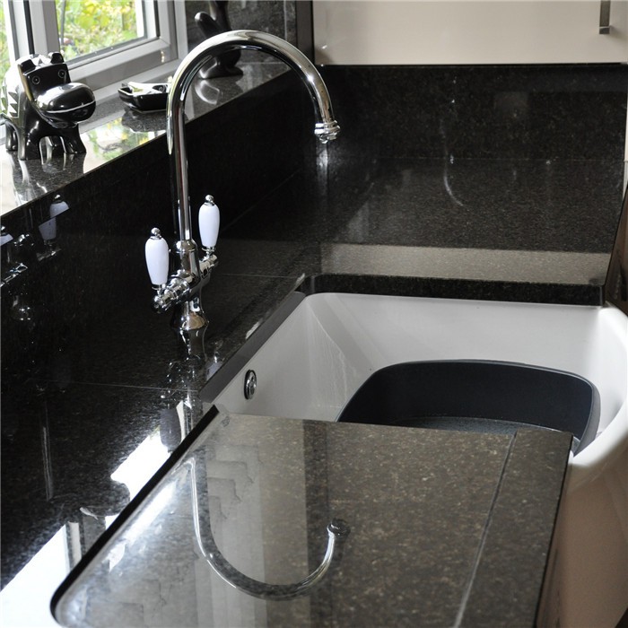 Црни судопер са гранитном пултом