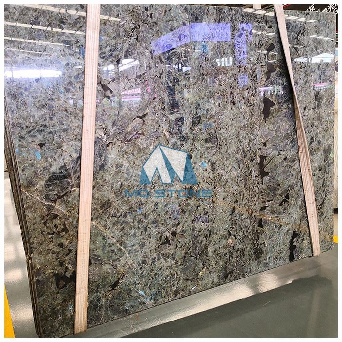 Белый гранит лабрадорит