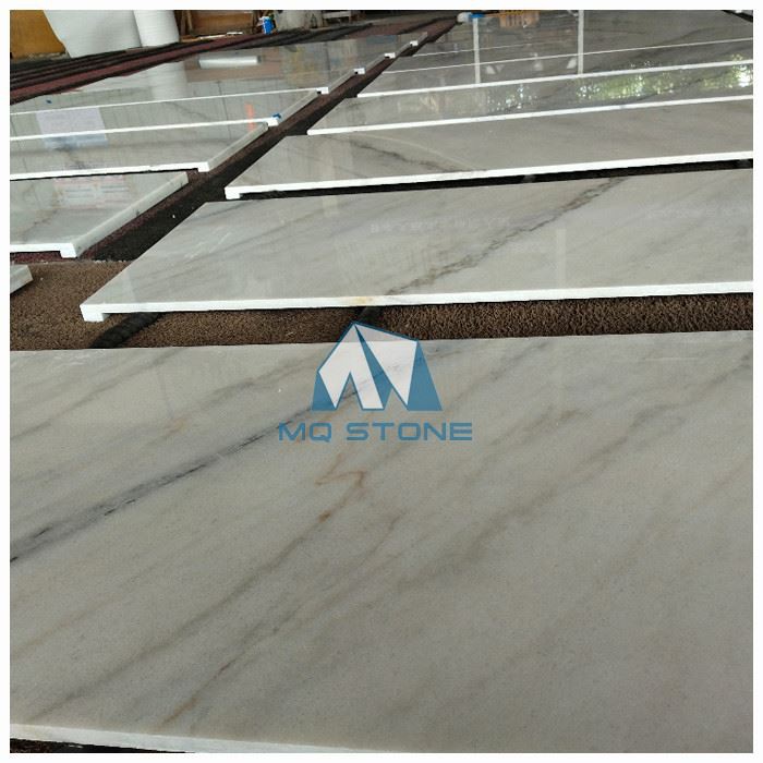 كونترتوب من الرخام الأبيض الرمادي وأعلى مقاعد البدلاء