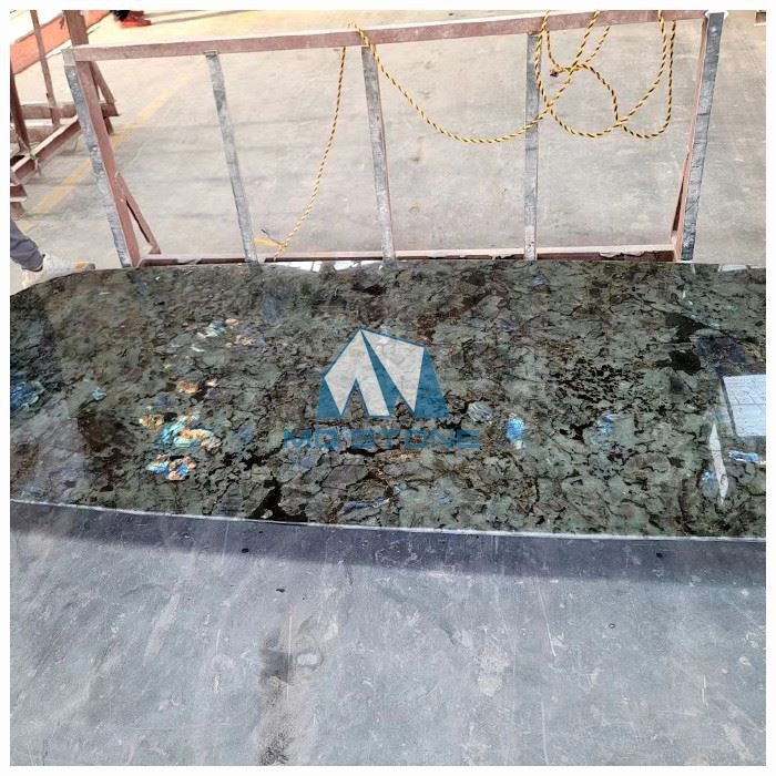 Лабрадорит плави гранитни врхови острва