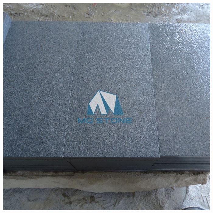 Подови од тамног гранита