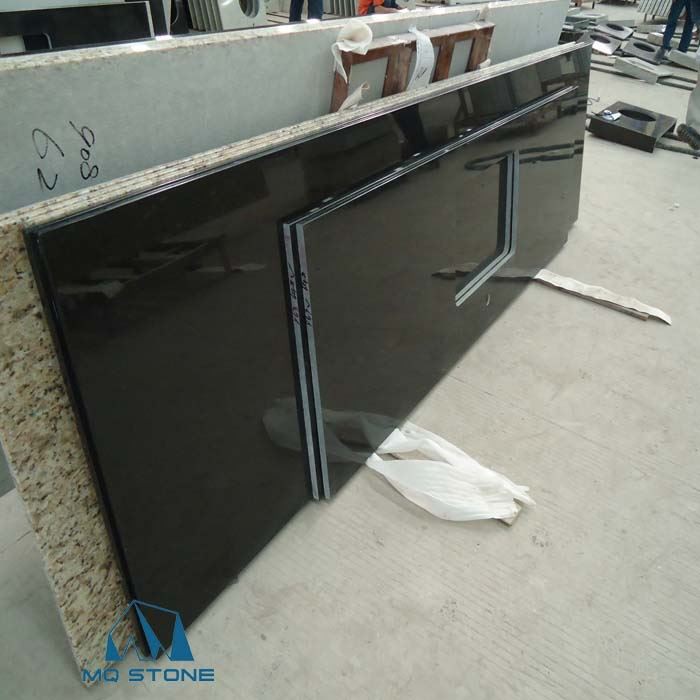 Kabinet Warna Dengan Countertop Hitam
