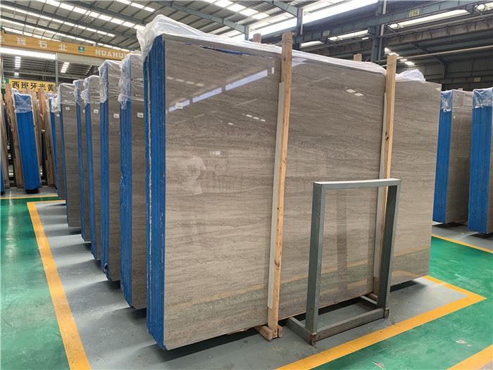 Piastrelle di marmo grigio chiaro