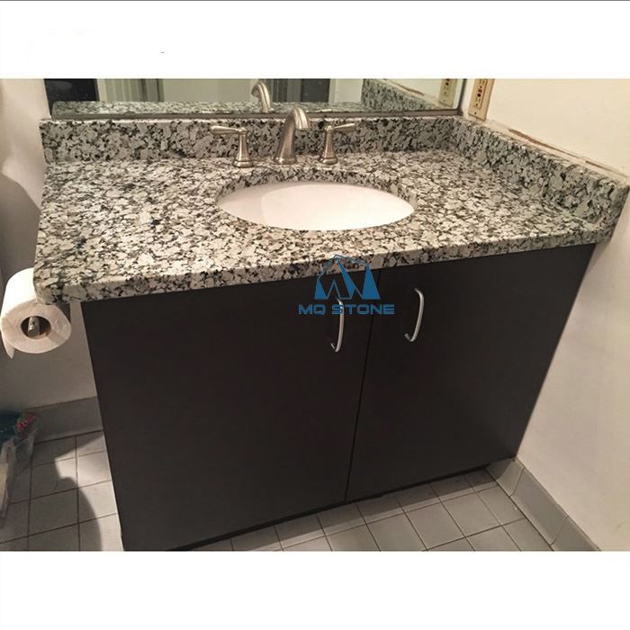 Comptoirs en granit blanc tigré