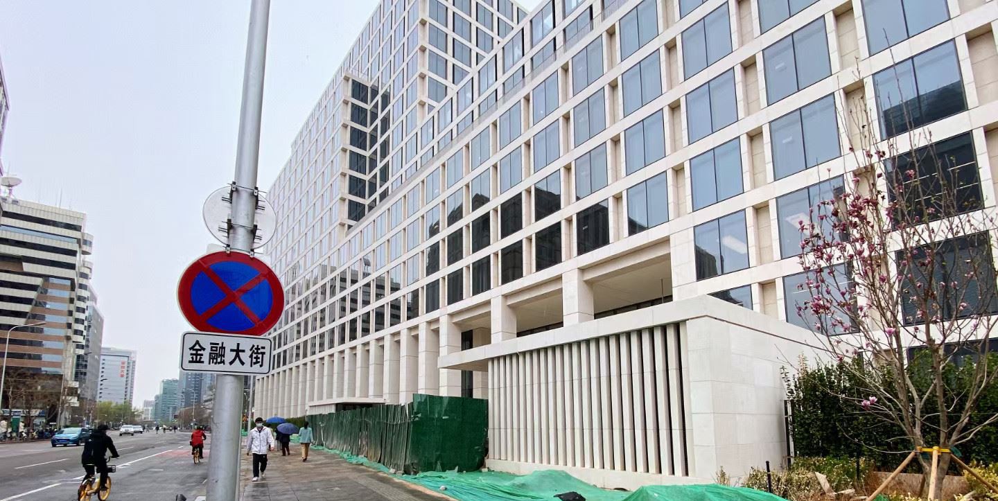 واجهة حائط المبنى من الحجر الجيري البيج