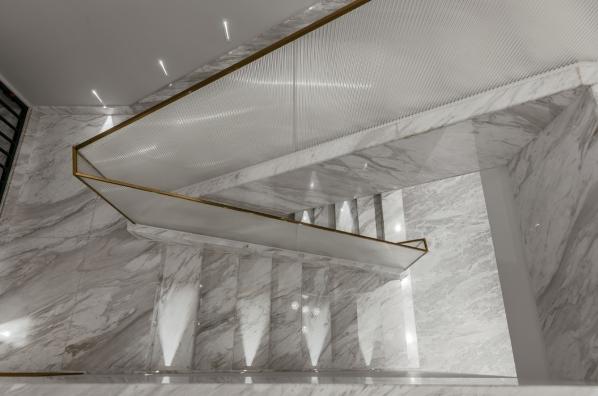 एमक्यू स्टोन से वोलाकास संगमरमर की सीढ़ियाँ एमक्यू स्टोन से वोलाकास संगमरमर की सीढ़ियाँ