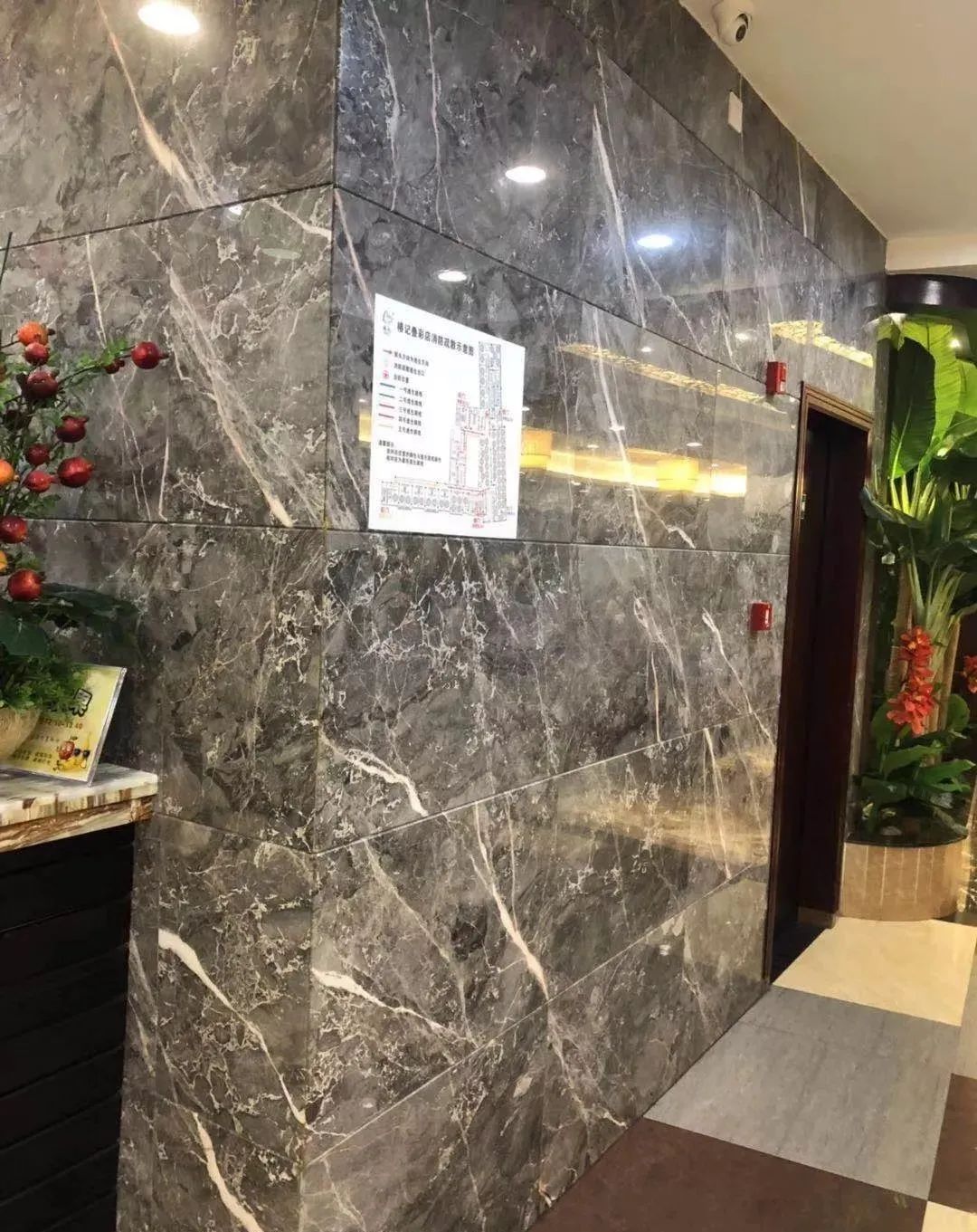 Romantico design di pareti in marmo grigio.jpg Romantico design di pareti in marmo grigio.jpg