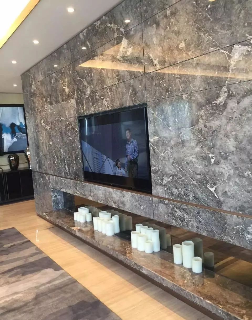 Romantico sfondo TV grigio in marmo per interni.jpg Romantico sfondo TV grigio in marmo per interni.jpg