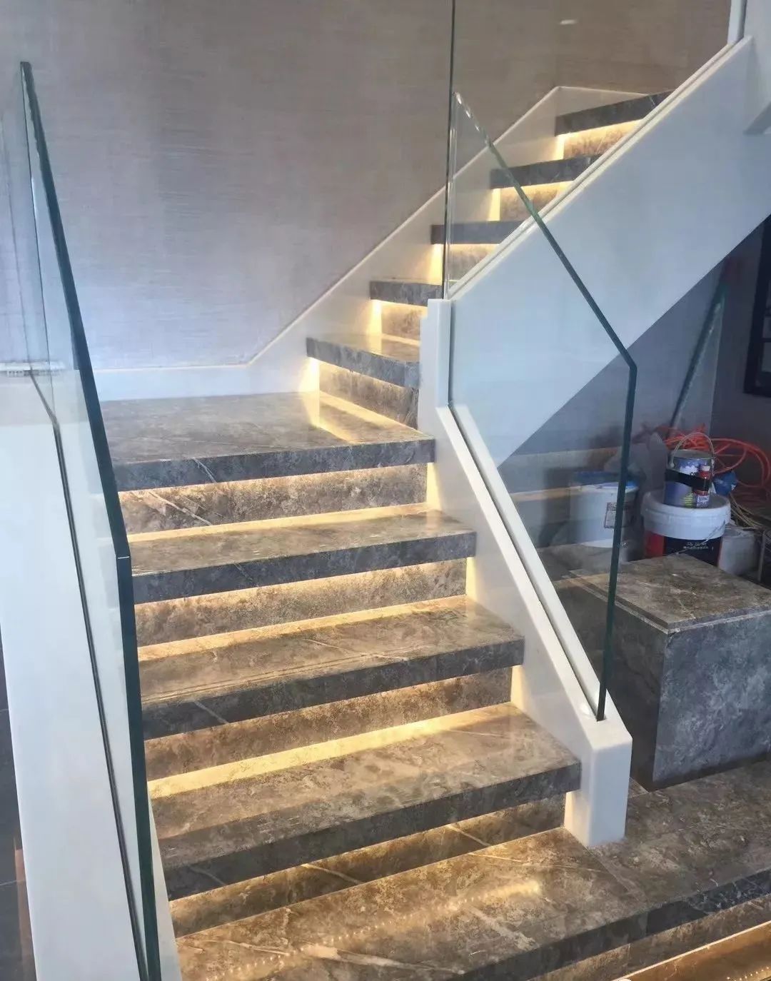 Progetti di scale romantiche in marmo grigio.jpg Progetti di scale romantiche in marmo grigio.jpg