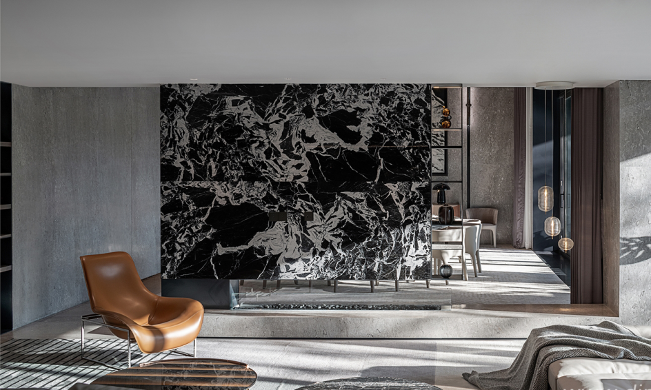 Grand carrelage mural en marbre noir antique.jpg Grand carrelage mural en marbre noir antique.jpg