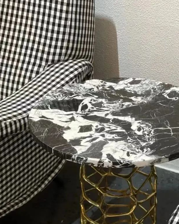 Grandes tables d'appoint anciennes en marbre.jpg Grandes tables d'appoint anciennes en marbre.jpg