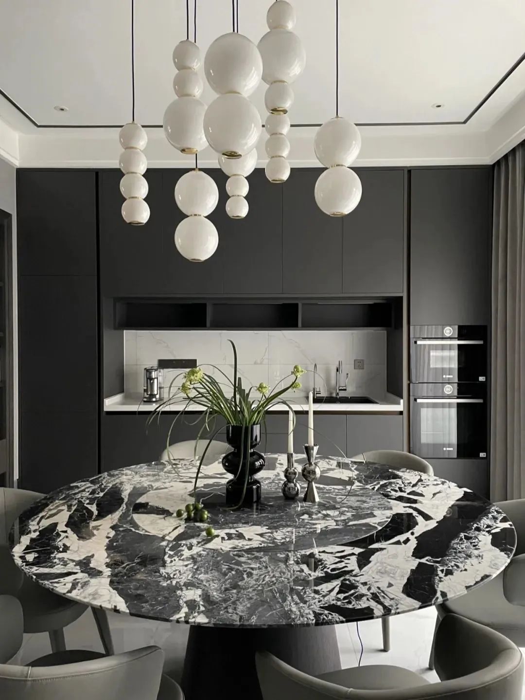 Grandes Tables Rondes Anciennes en Marbre.jpg Grandes Tables Rondes Anciennes en Marbre.jpg