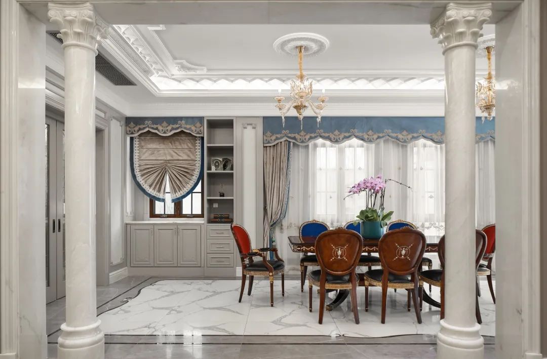 Colonna romana in marmo beige chiaro.jpg Colonna romana in marmo beige chiaro.jpg